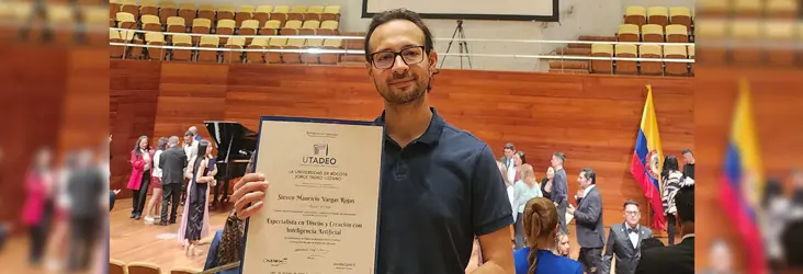 Steven Vargas sosteniendo su diploma de Especialización en Diseño y Creación con Inteligencia Artificial de la Universidad Jorge Tadeo Lozano de Bogotá